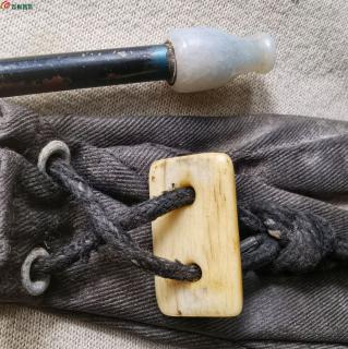 清代烟具一套(和田玉烟嘴,兽骨勒子)