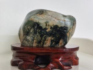 这方奇石如何题名,还真把我难住了.这是一方和田玉青玉籽料原石画面奇